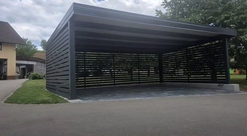 Antracitni nadstrešek za avtomobile z letvicami